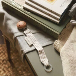 Avery Row Attache-suce Stripe -Bébé Idées Cadeaux Soldes Boutique avery row attache suce stripe 2