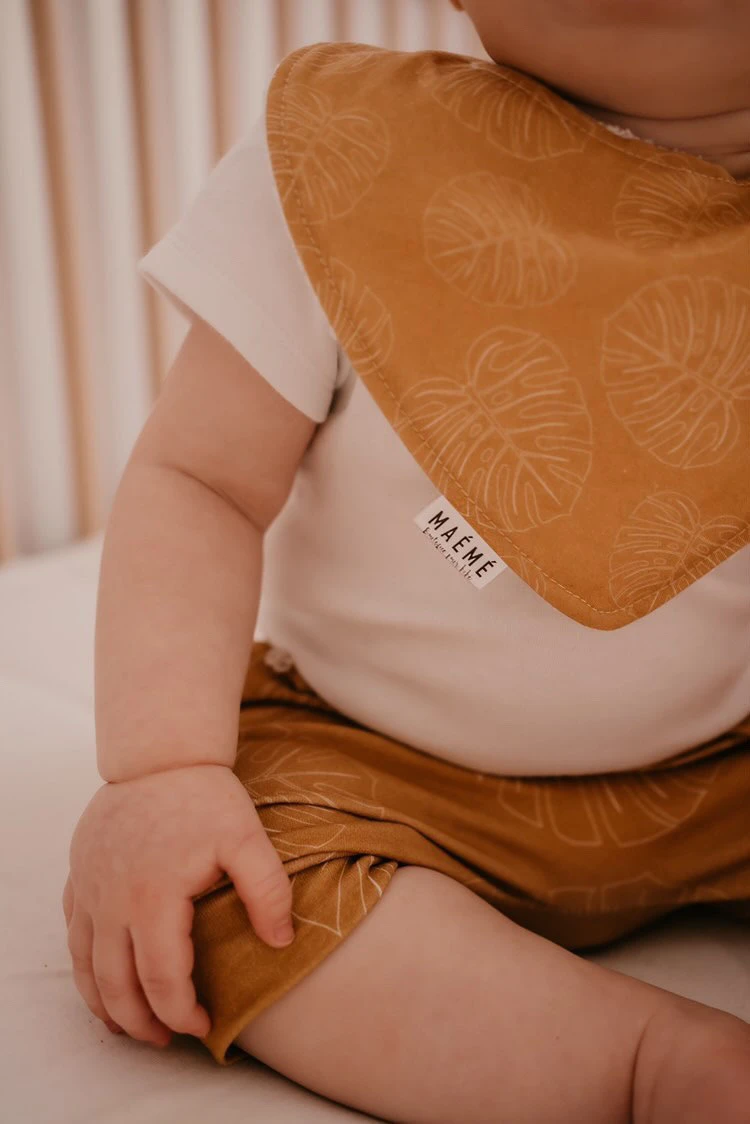 MAÉMÉ Bavoir Feuilles Ocre 2 MAÉMÉ Bavoir Feuilles Ocre – Image 2