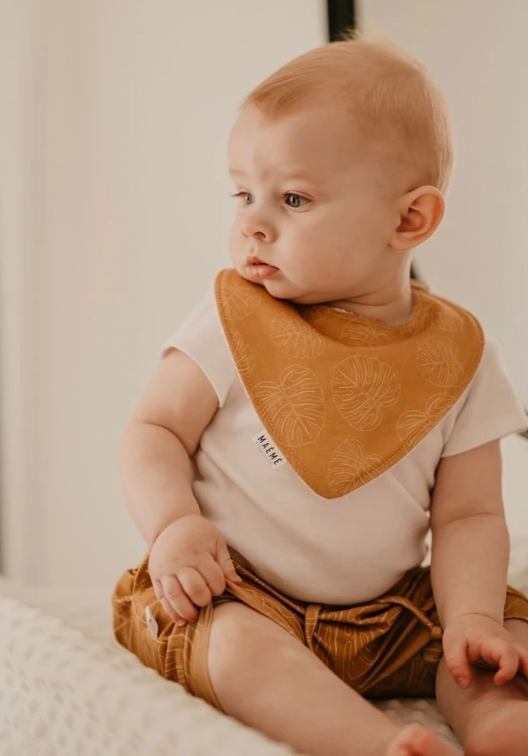 MAÉMÉ Bavoir Feuilles Ocre 1 MAÉMÉ Bavoir Feuilles Ocre