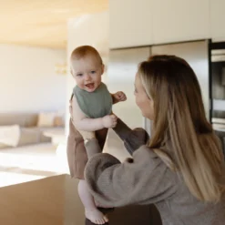 Mushie Bavoir Muslin Roman Green/Fog -Bébé Idées Cadeaux Soldes Boutique mushie bavoir muslin roman green fog 2