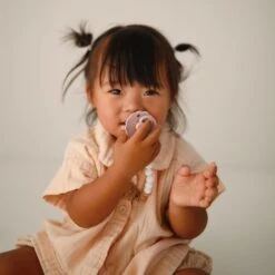 Mushie Suce Frigg Daisy Cappuccino -Bébé Idées Cadeaux Soldes Boutique mushie suce frigg daisy cappuccino 2