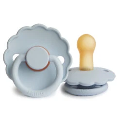 Mushie Suce Frigg Daisy Powder Blue -Bébé Idées Cadeaux Soldes Boutique mushie suce frigg daisy powder blue 2