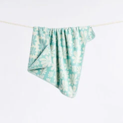 Slowtide Serviette à Capuche - Iggy -Bébé Idées Cadeaux Soldes Boutique slowtide serviette a capuche iggy 3