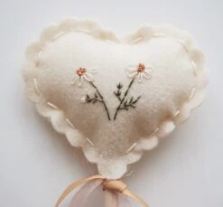 The Wooly Canvas Baguette Coeur Daisies -Bébé Idées Cadeaux Soldes Boutique the wooly canvas baguette coeur daisies 2