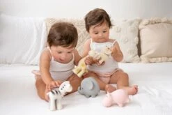 Tikiri Hochet Naturel Hippo 5 Tikiri Hochet Naturel Hippo -Bébé Idées Cadeaux Soldes Boutique tikiri hochet naturel hippo 1